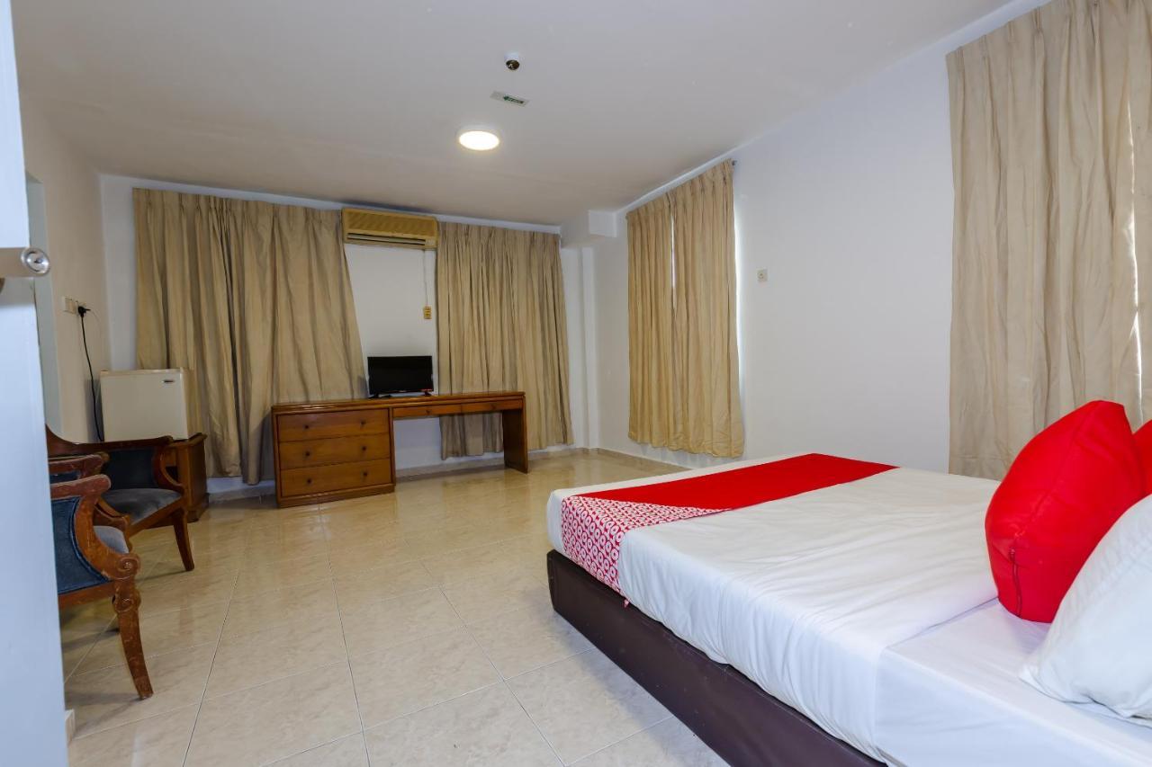 Oyo 1090 Hollitel Hotel Melaka Ngoại thất bức ảnh